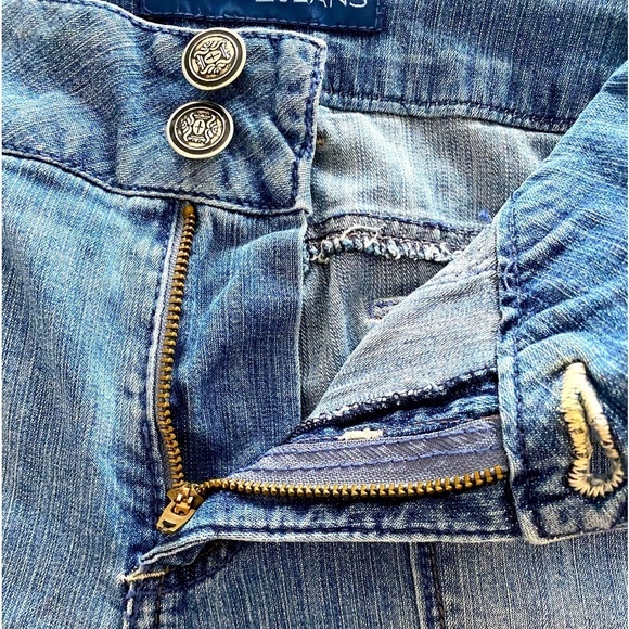 NWT Flare stretch faded light wash jeans by Avenue modern fit size 16
C - Picture 8 of 12